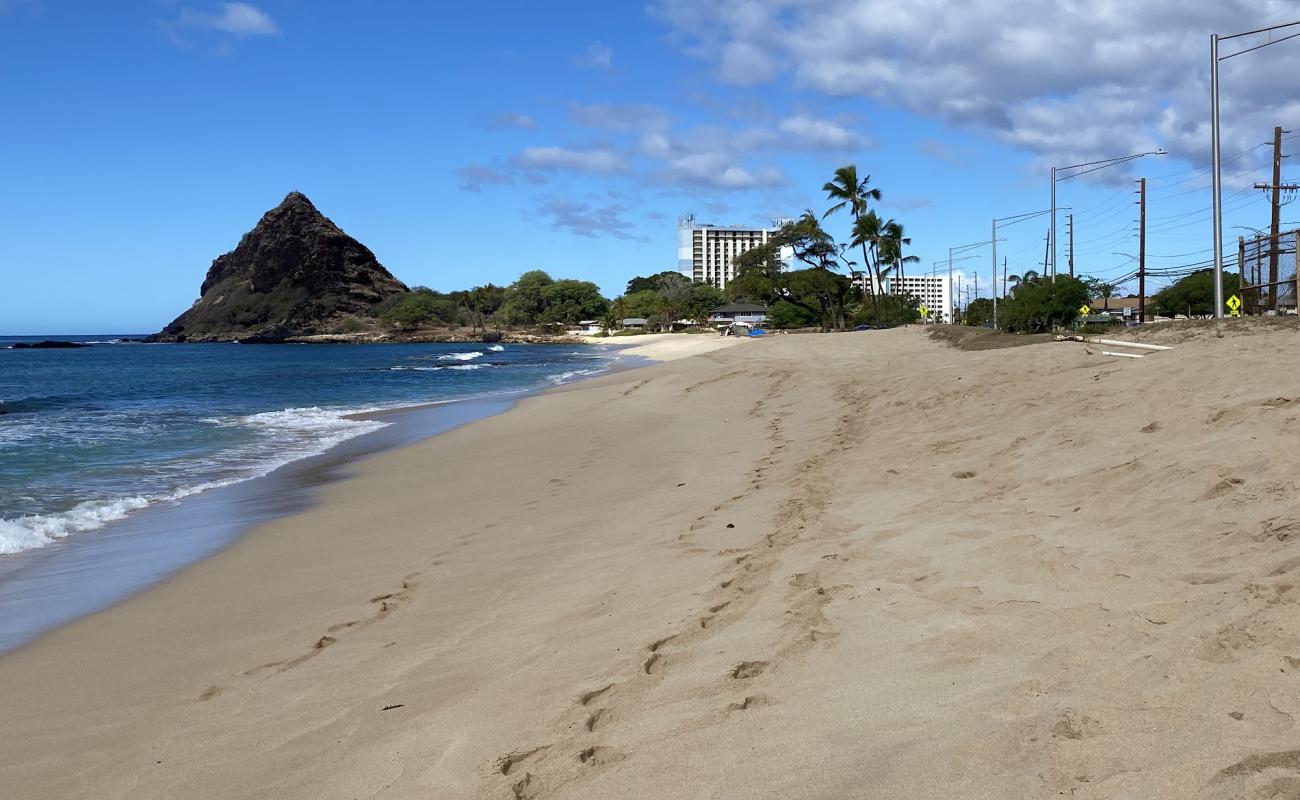 Foto de Mauna Lahilahi Beach Park con arena brillante y rocas superficie