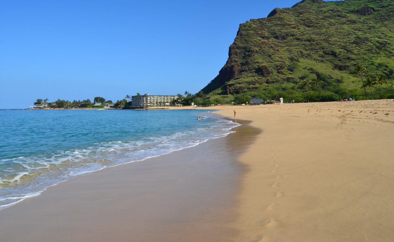 Foto de Makaha beach con brillante arena fina superficie