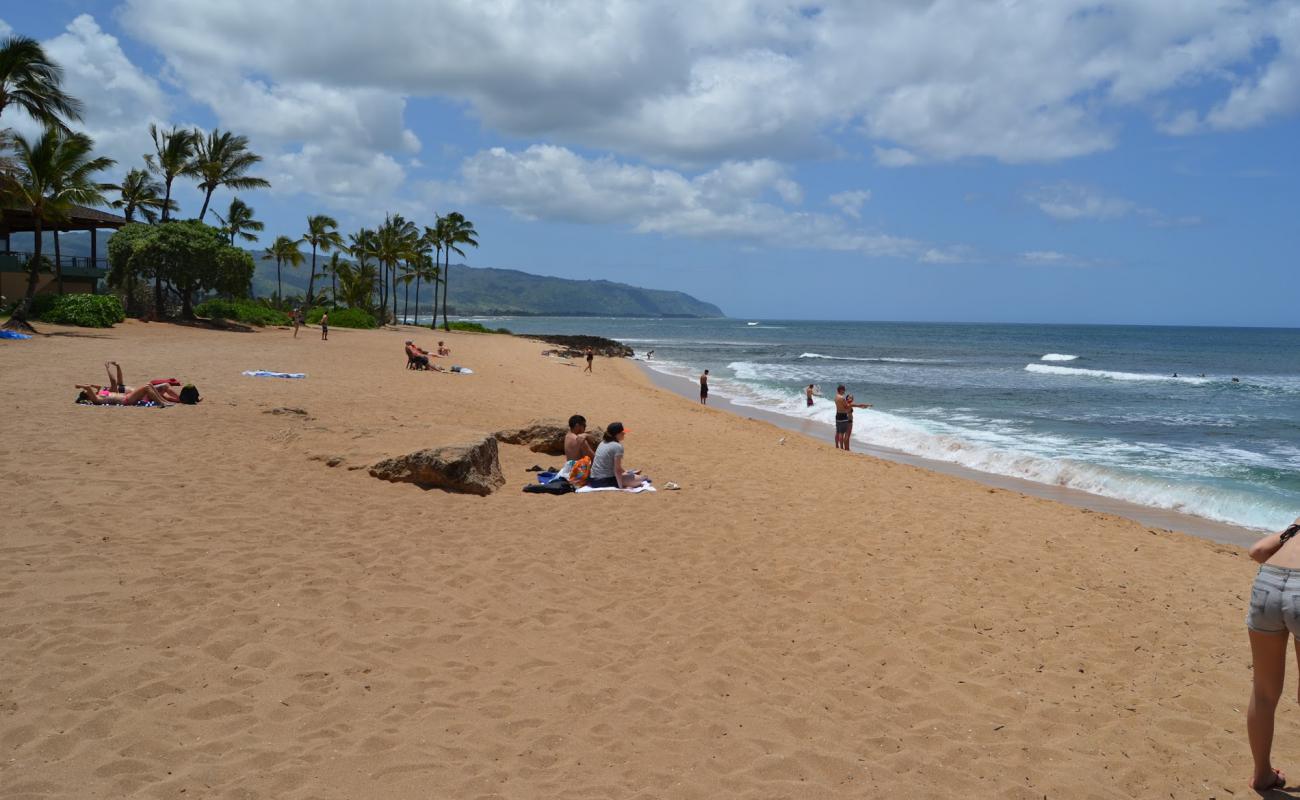 Foto de Haleiwa Alii Beach con arena brillante superficie