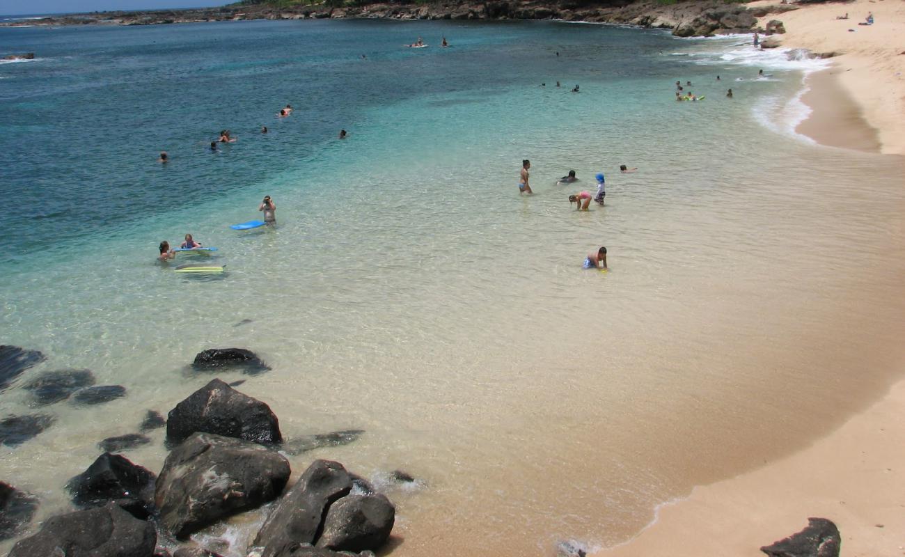 Foto de Three Tables Beach con arena brillante y rocas superficie