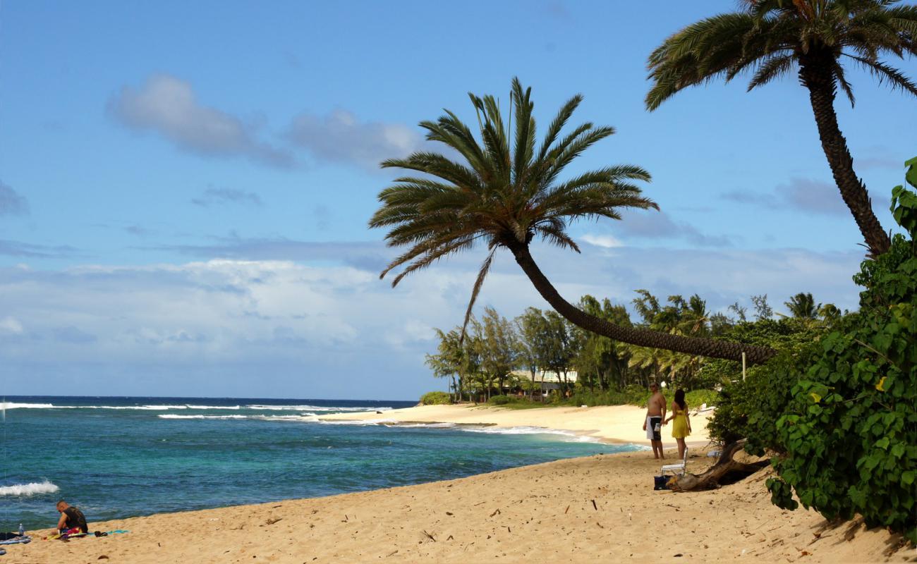 Foto de Velzyland Beach con arena brillante superficie