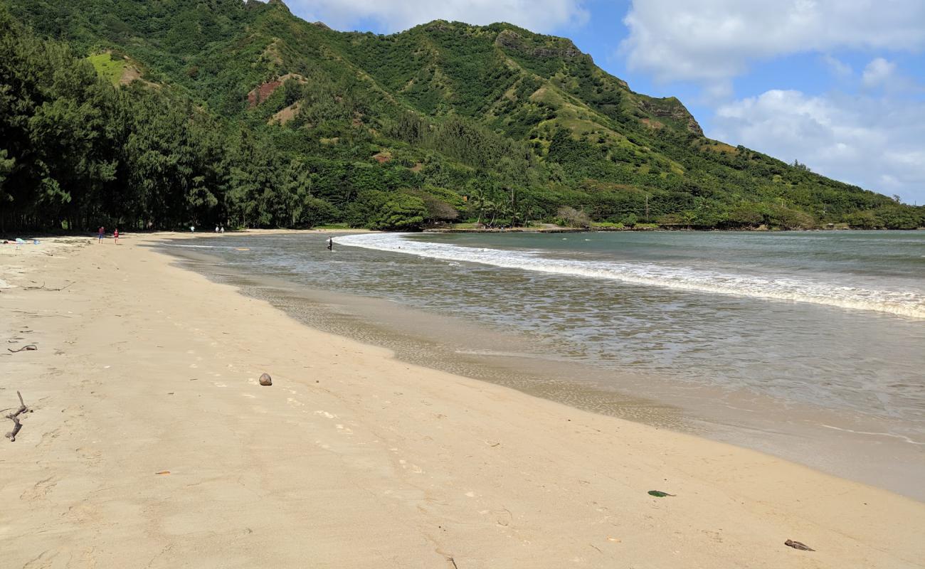 Foto de Kahana Bay Beach Park con arena brillante superficie