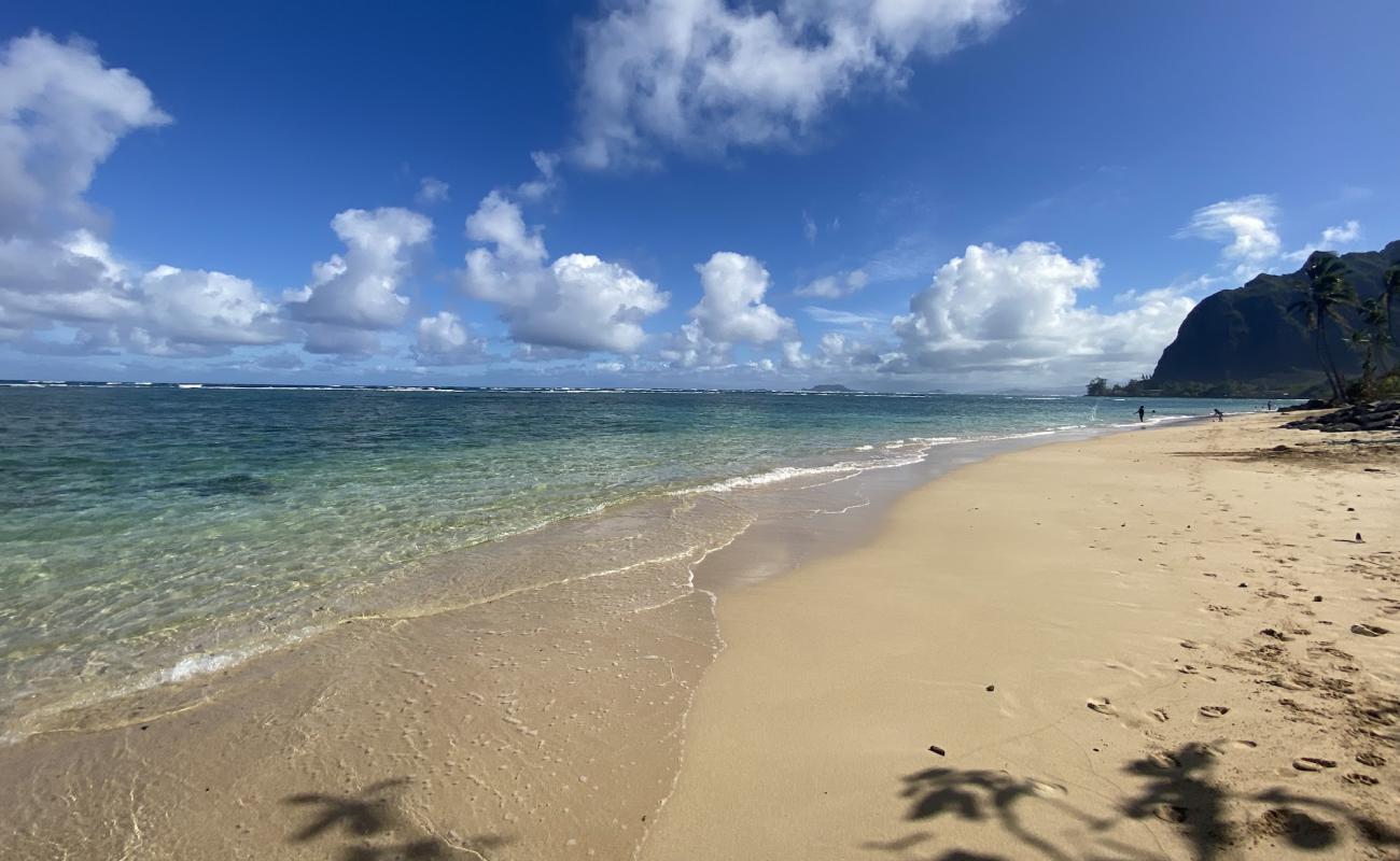 Foto de Kaaawa Beach con arena brillante superficie