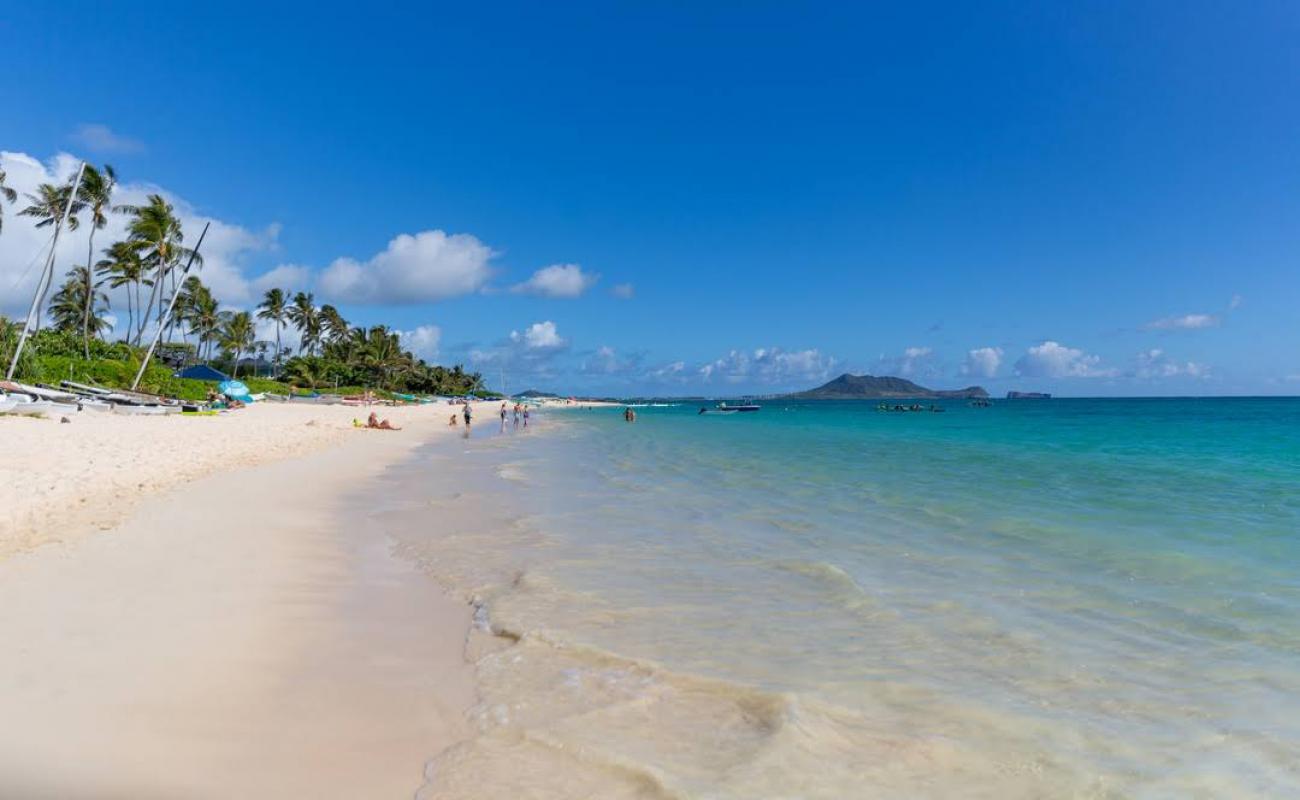 Foto de Playa de Lanikai con brillante arena fina superficie