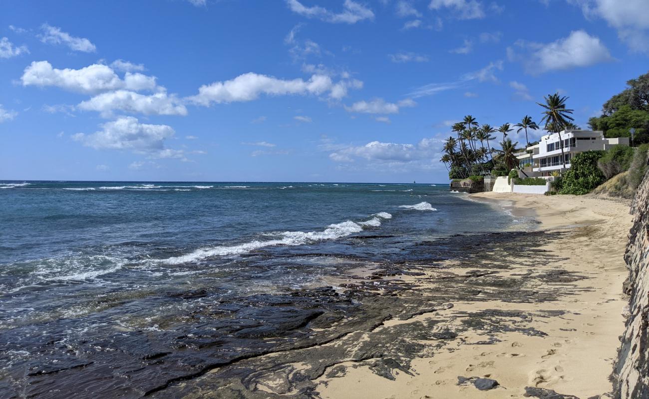 Foto de Diamond Head Beach con arena brillante y rocas superficie