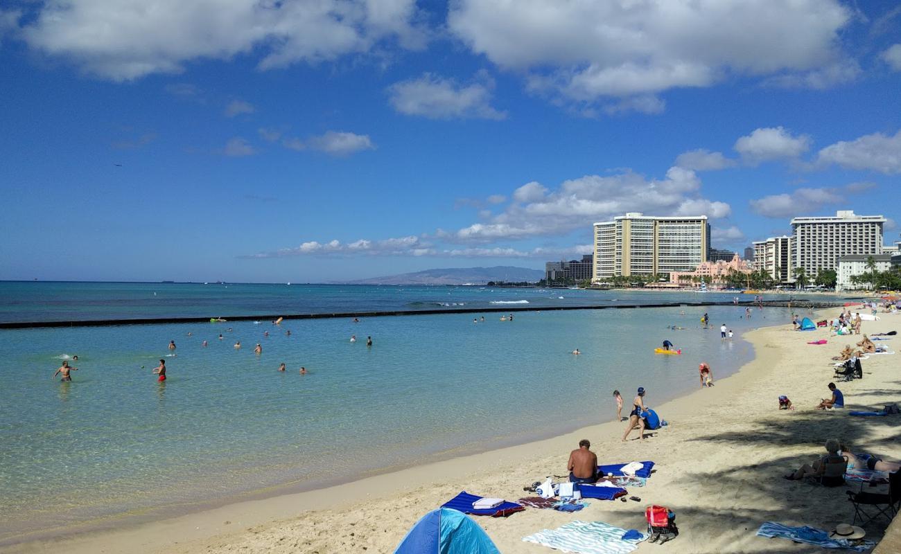 Foto de Queens Beach con brillante arena fina superficie