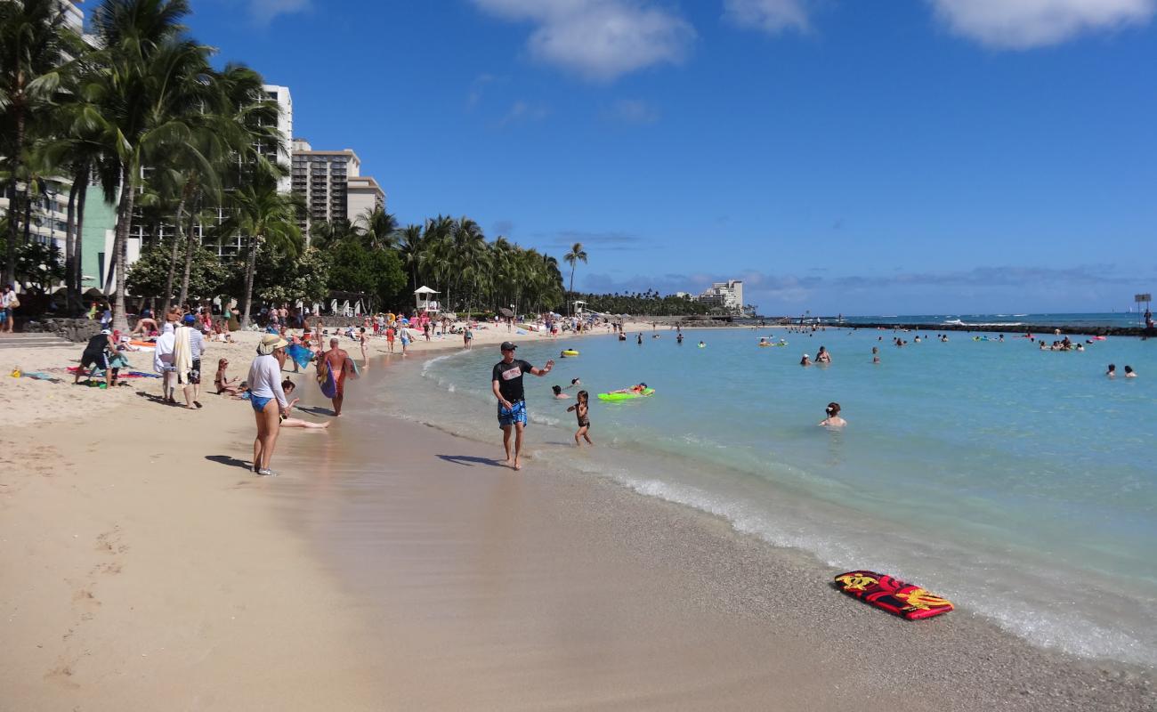 Foto de Playa Kuhio con brillante arena fina superficie