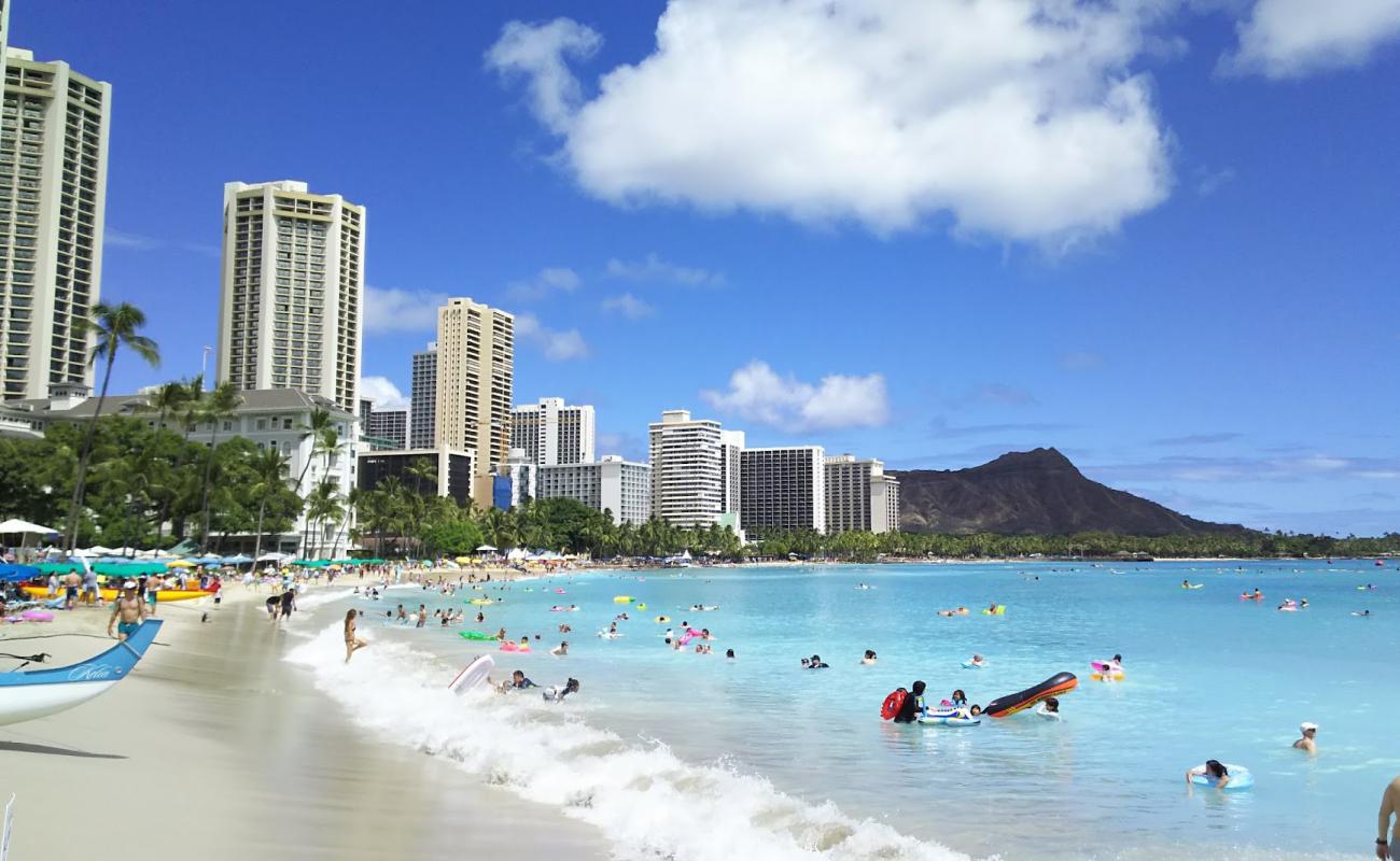 Foto de Playa de Waikiki con brillante arena fina superficie