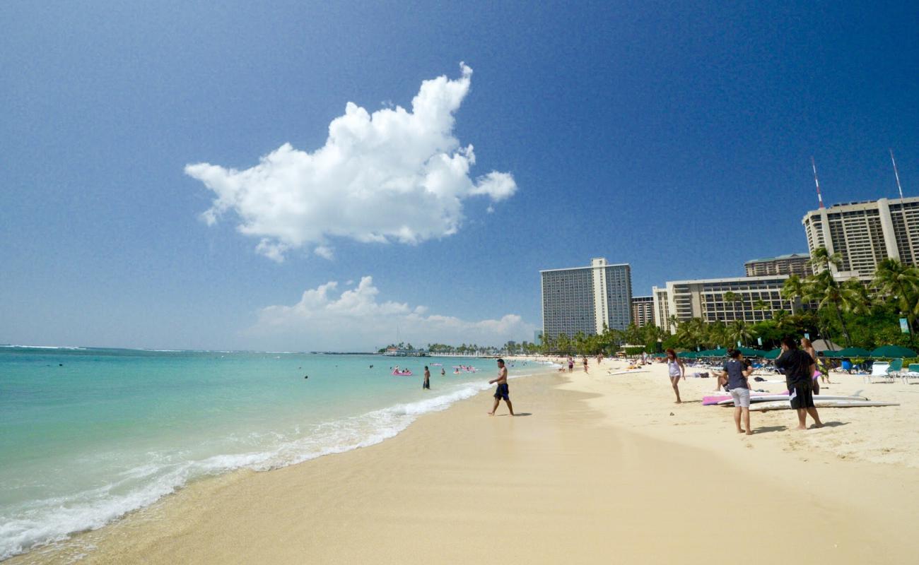 Foto de Playa Fort DeRussy con brillante arena fina superficie