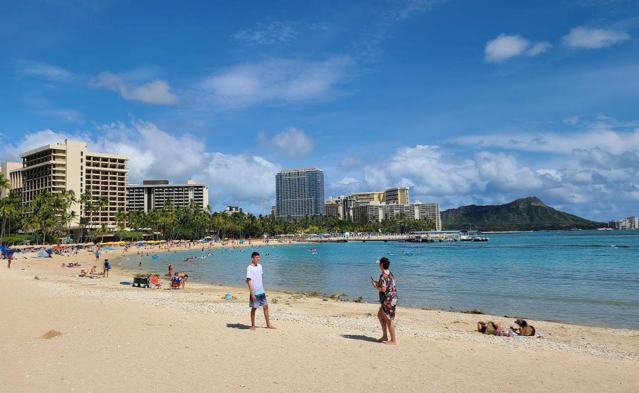 Foto de Playa Kahanamoku con brillante arena fina superficie