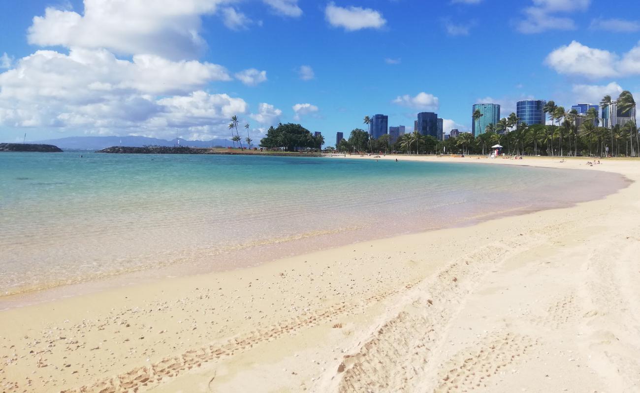 Foto de Ala Moana Beach con brillante arena fina superficie