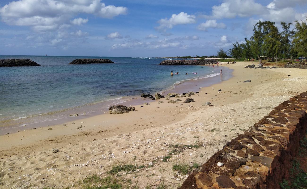 Foto de Sand Island Beach con arena brillante y rocas superficie