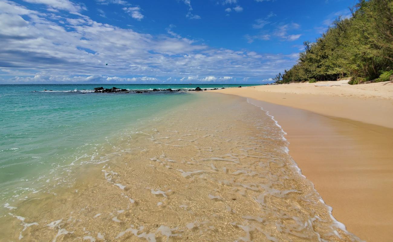 Foto de Kanaha Beach con arena brillante superficie