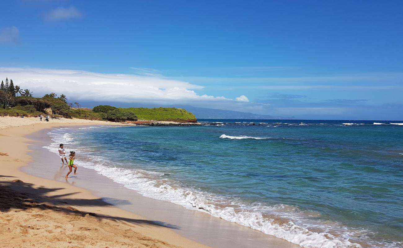 Foto de Kaulahao Beach con arena brillante superficie