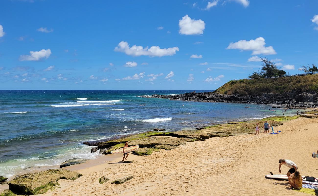 Foto de Playa Hookipa con arena brillante y rocas superficie