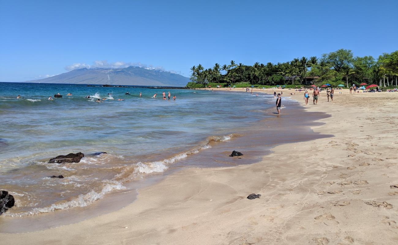 Foto de Palauea Beach con arena brillante superficie