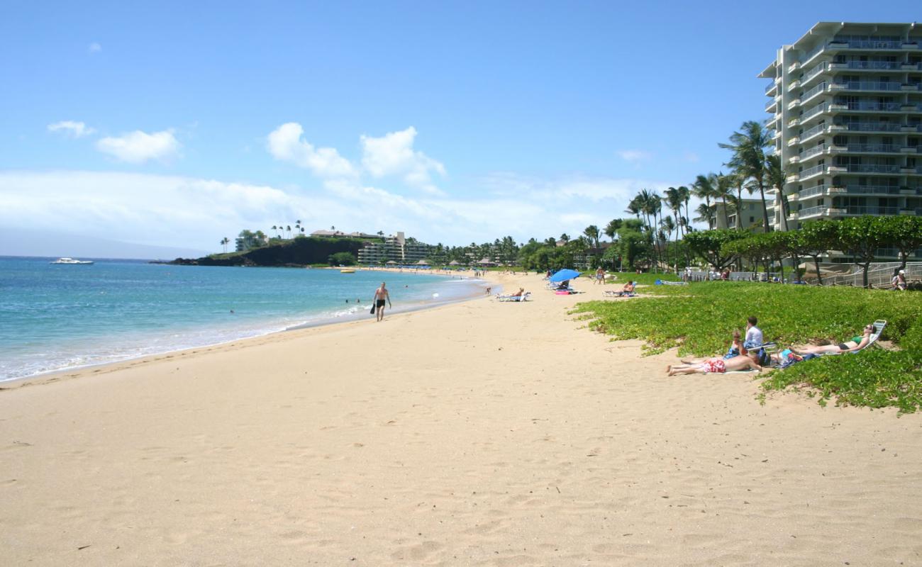 Foto de Playa de Kaanapali con brillante arena fina superficie