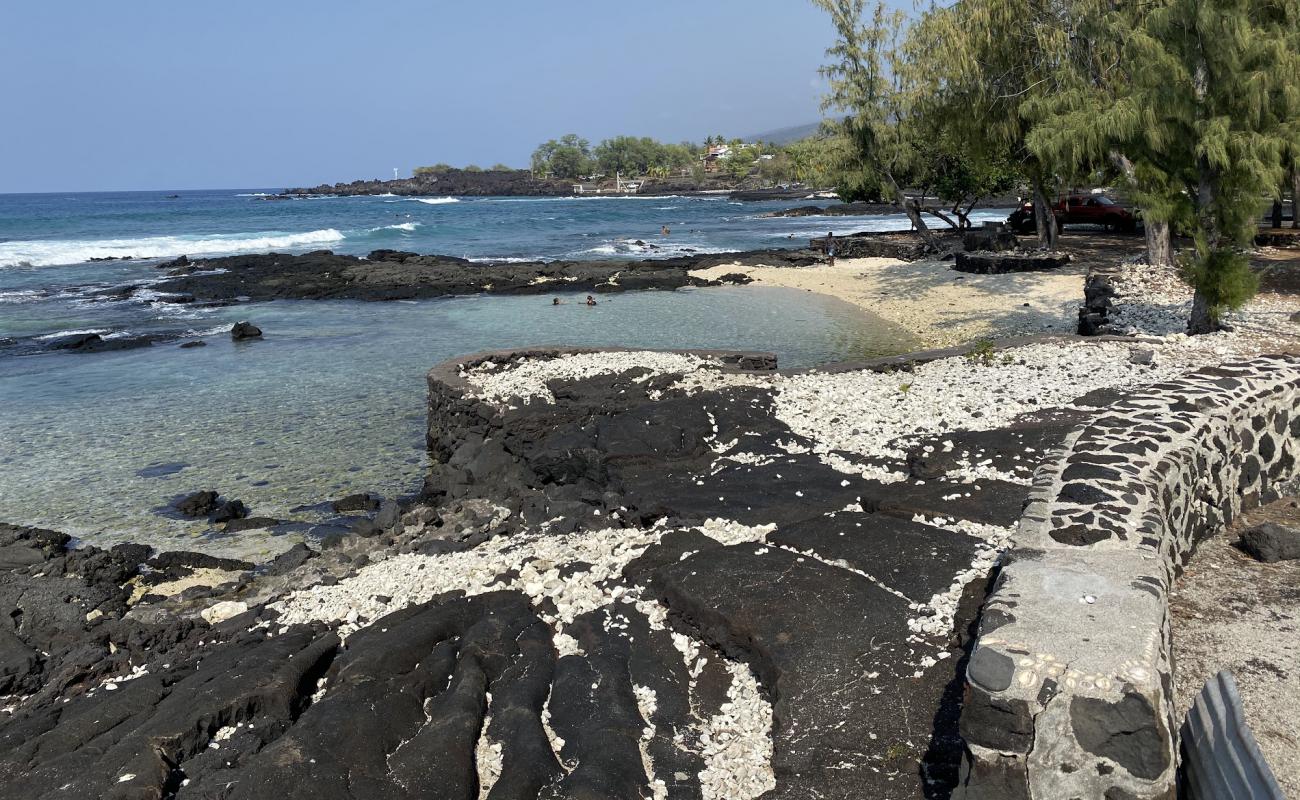 Foto de Miloli'i Beach con arena brillante y rocas superficie