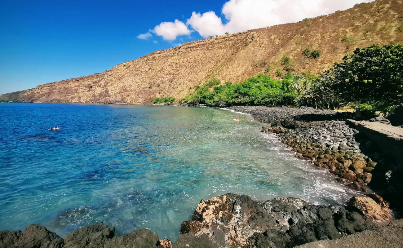 Foto de Kealakekua Beach con guijarro negro superficie