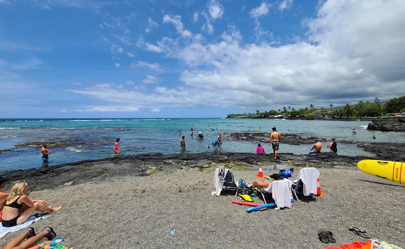 Foto de Kahalu'u Beach con arena gris y piedras superficie