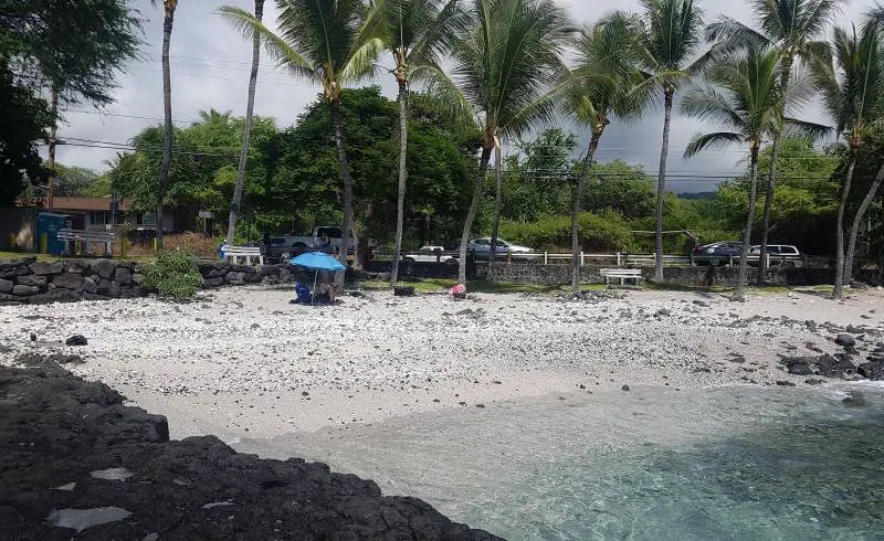 Foto de Pahoehoe Beach con arena brillante y rocas superficie