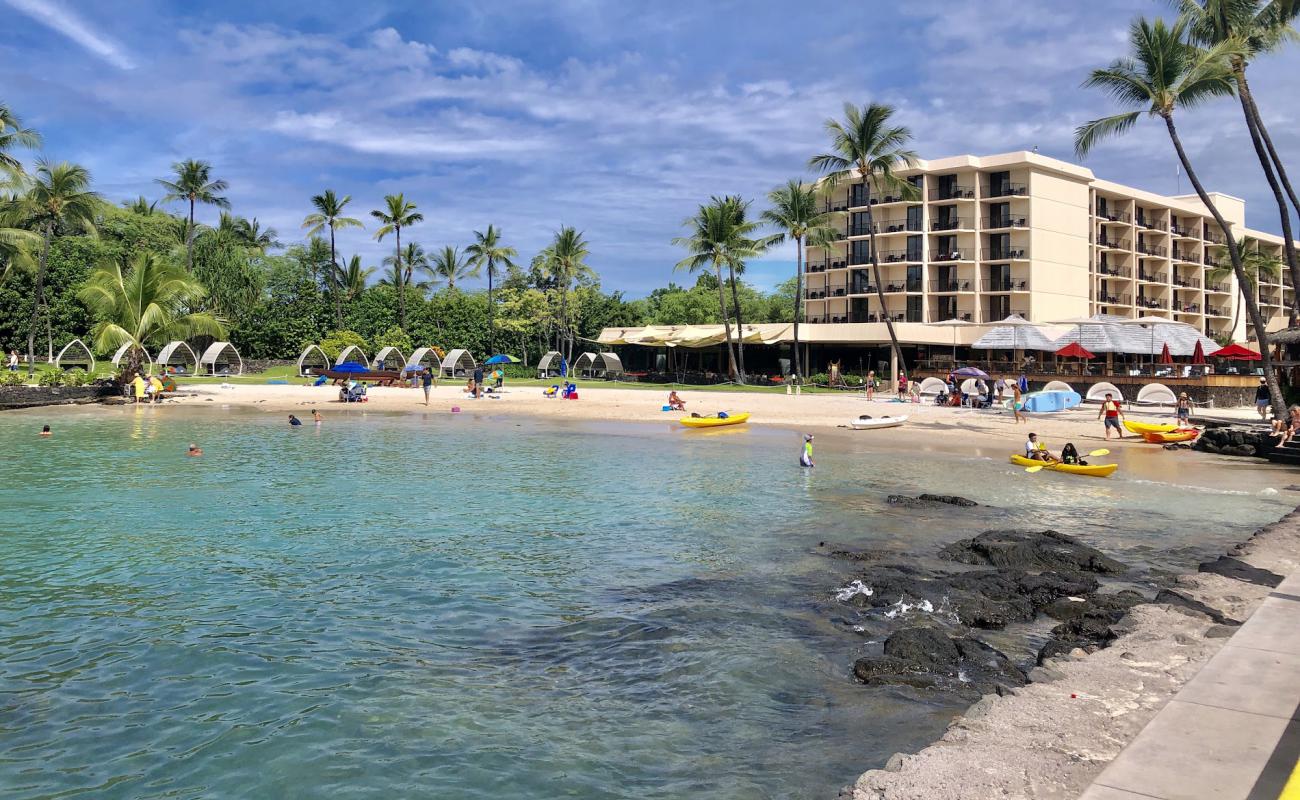 Foto de Kamakahonu Beach con brillante arena fina superficie