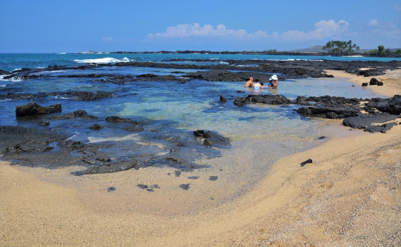 Foto de O'oma Beach con arena brillante y rocas superficie