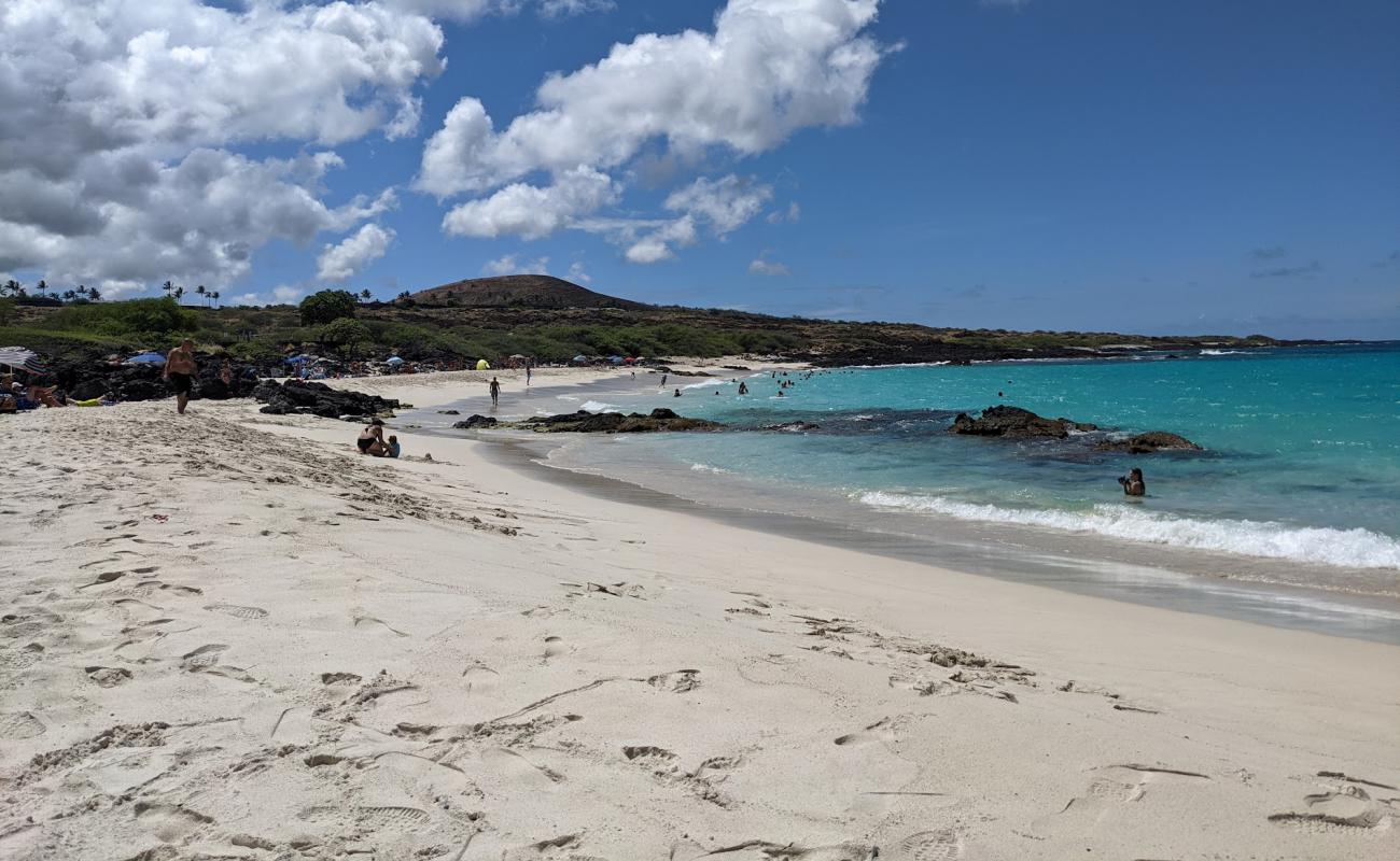 Foto de Playa Manini'owali con arena fina blanca superficie