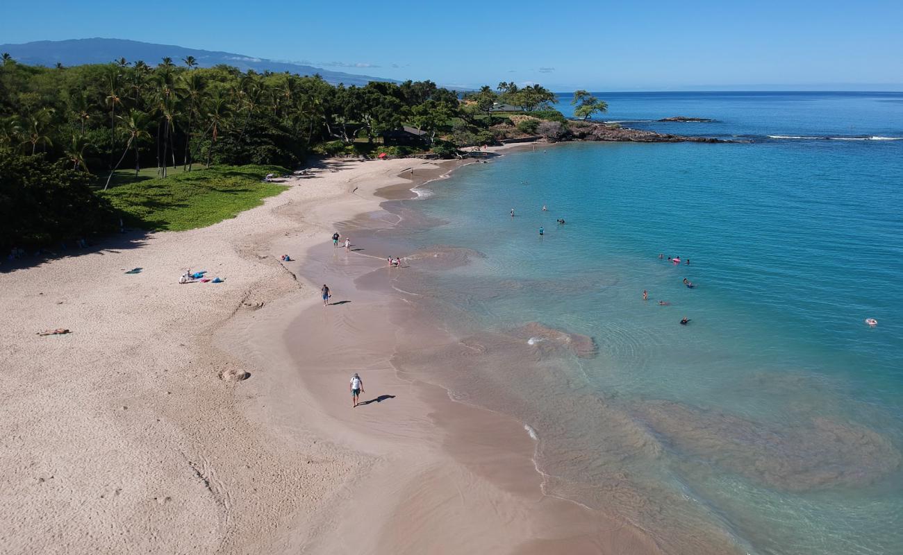 Foto de Playa Kaunaʻoa / Mauna Kea con arena brillante superficie