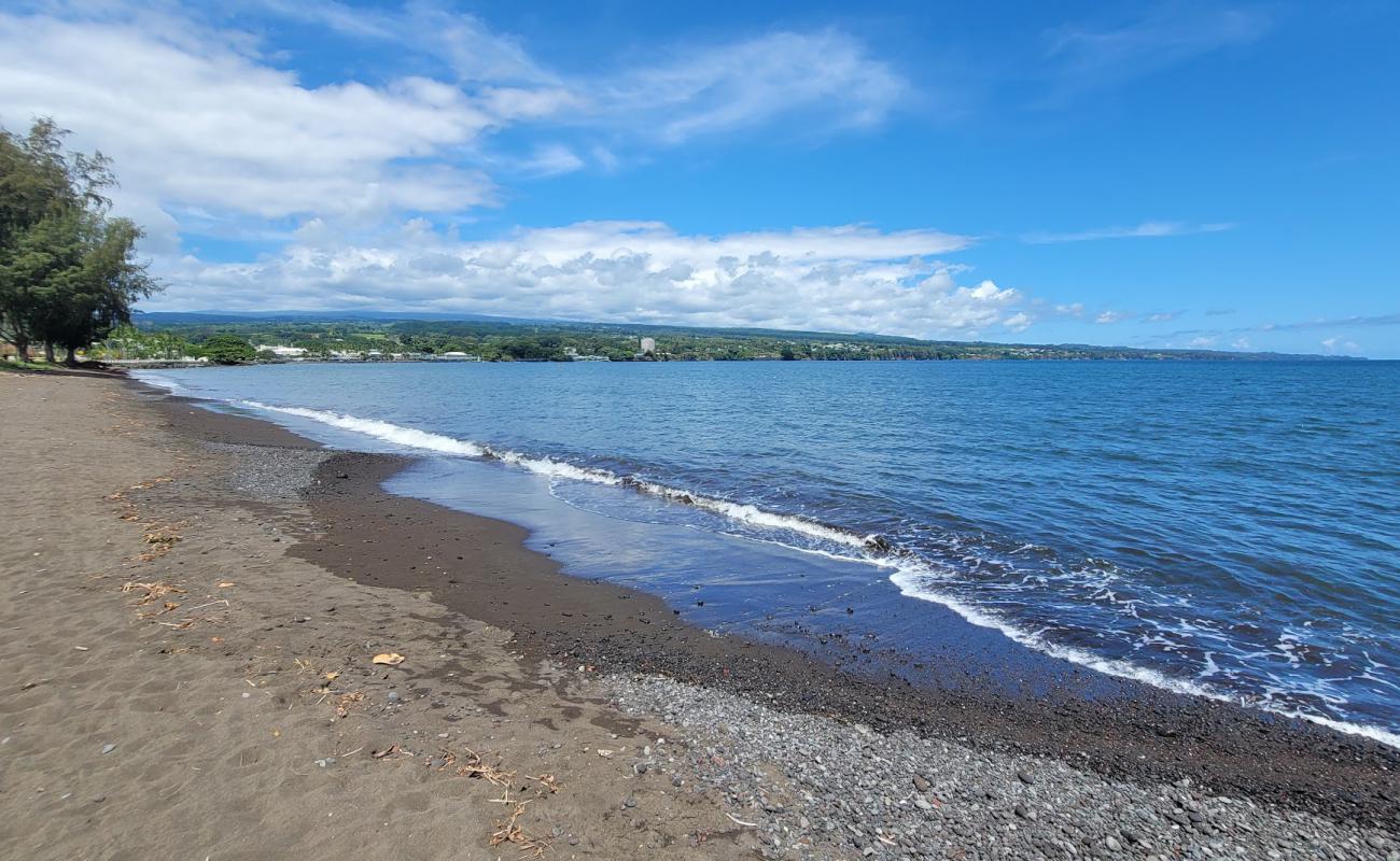 Foto de Hilo Bayfront Beach con arena oscura superficie