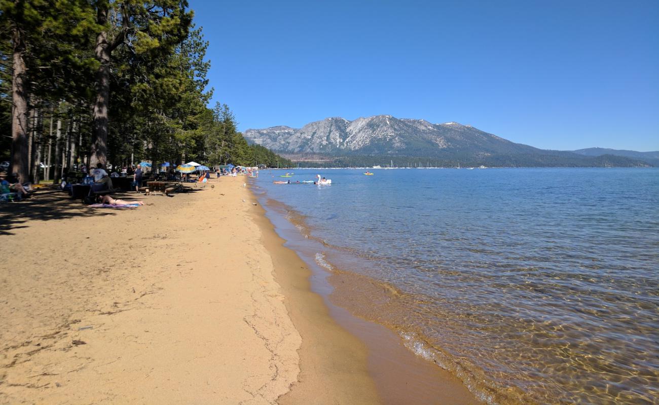 Foto de Pope Beach con arena brillante superficie