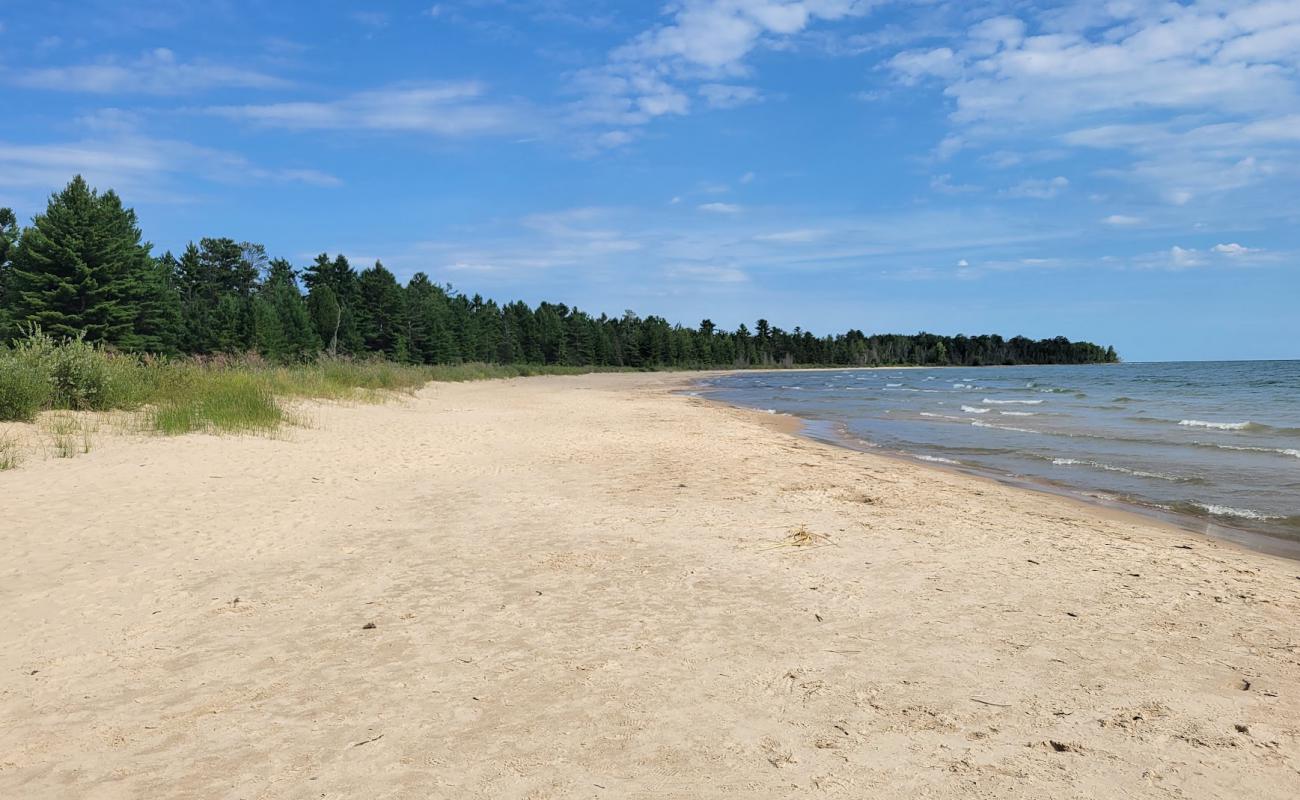 Foto de Negwegon State Park Beach con brillante arena fina superficie