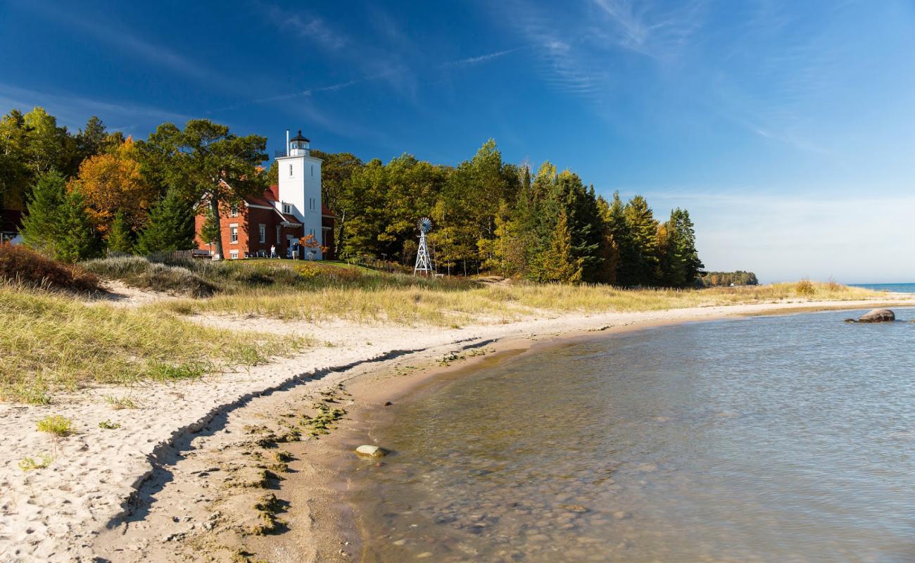 Foto de 40 Mile Point Lighthouse con arena brillante superficie