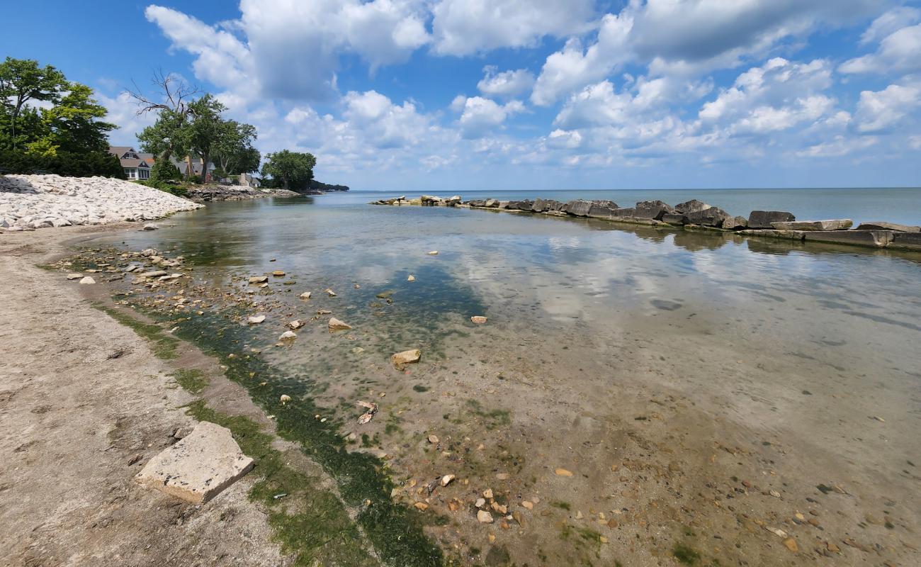 Foto de Lake Front Beach con arena brillante superficie