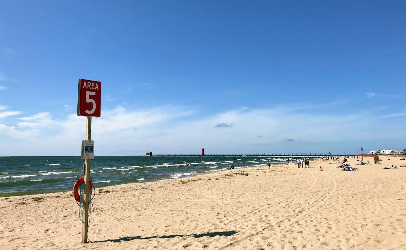 Foto de Grand Haven City Beach con arena brillante superficie