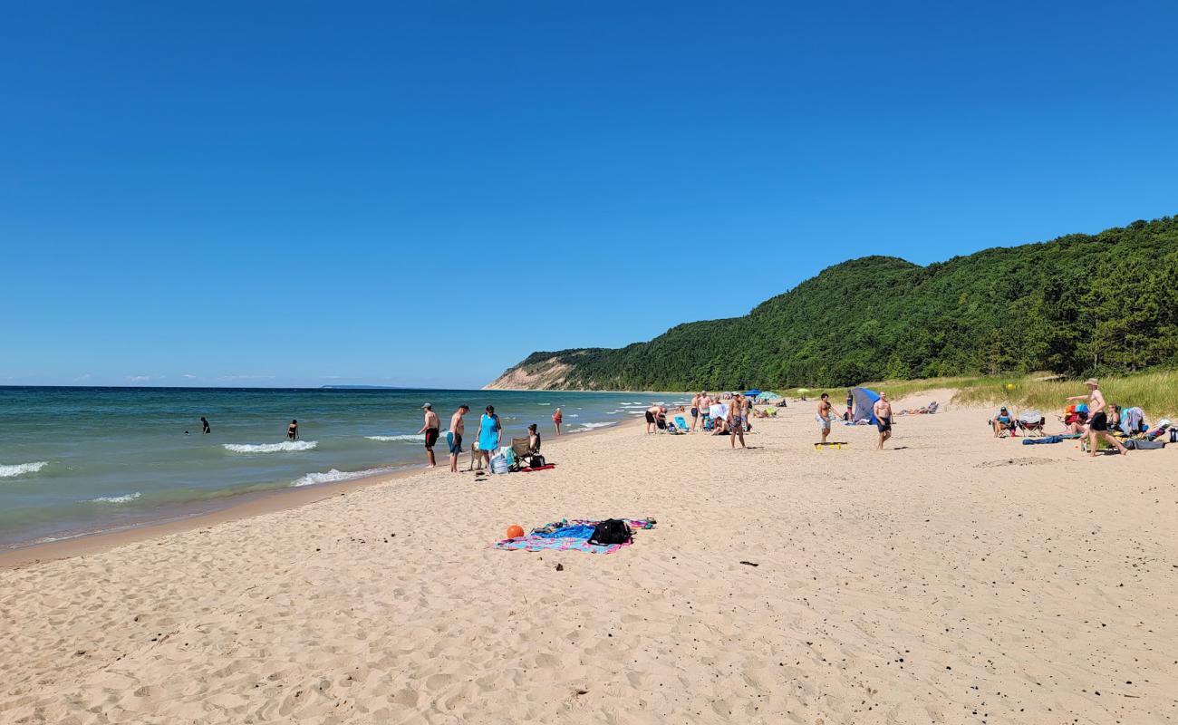 Foto de Esch Beach con arena brillante superficie