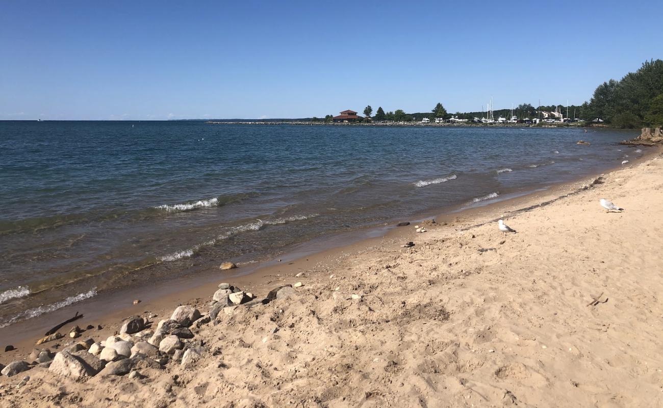 Foto de Elk Rapids Sandbar con arena brillante superficie