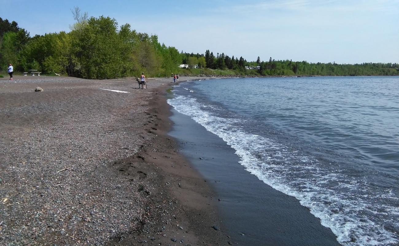 Foto de Burlington Bay Beach con arena gris y guijarros superficie