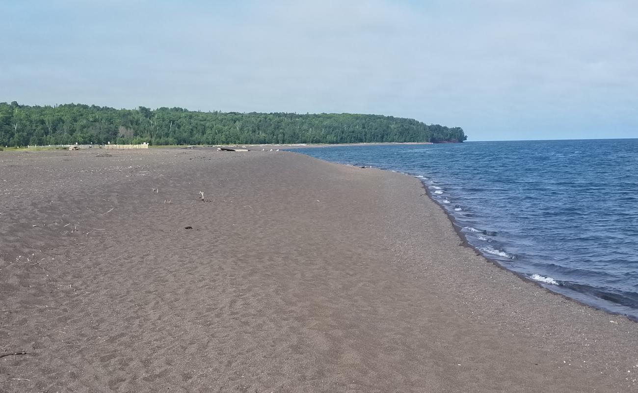 Foto de Breakers Beach con arena gris superficie