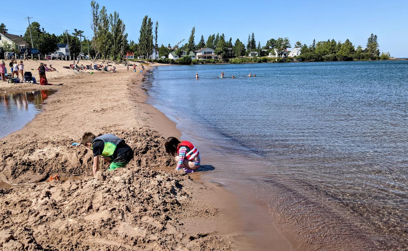 Foto de Eagle Harbor Beach con arena brillante superficie