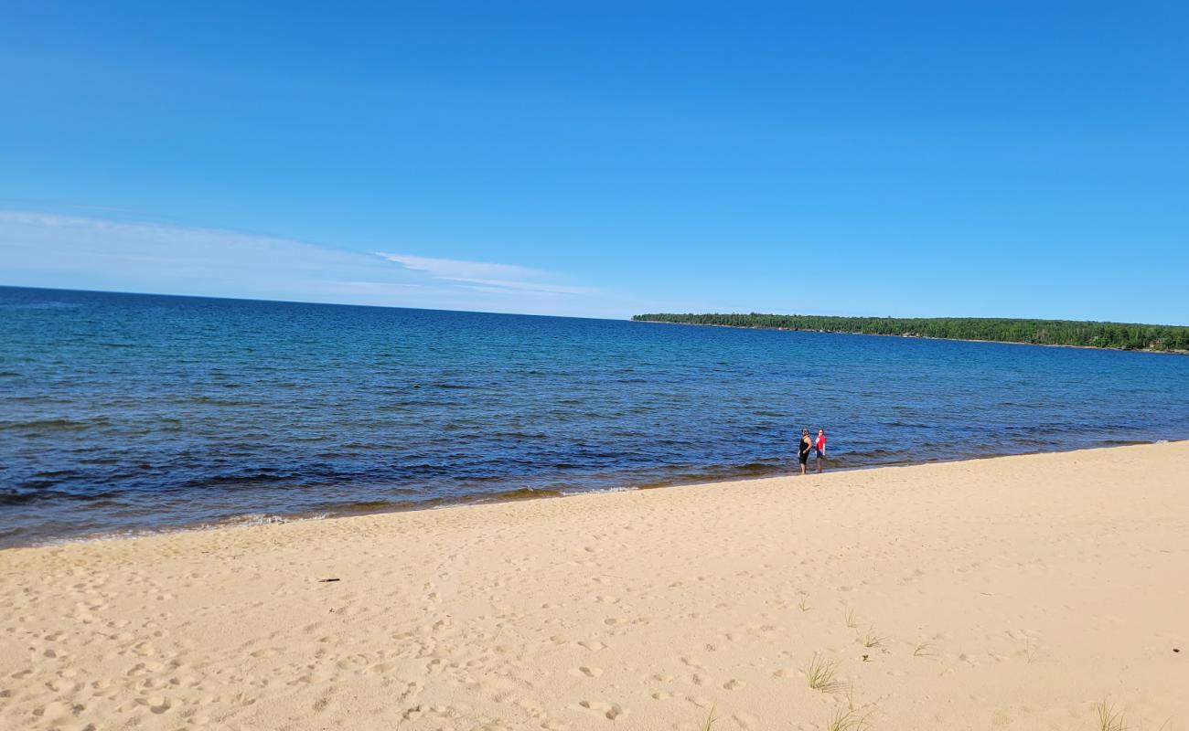 Foto de Sandy Public Beach con arena brillante superficie