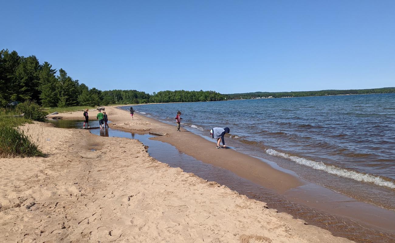 Foto de Munising Beach con arena brillante superficie