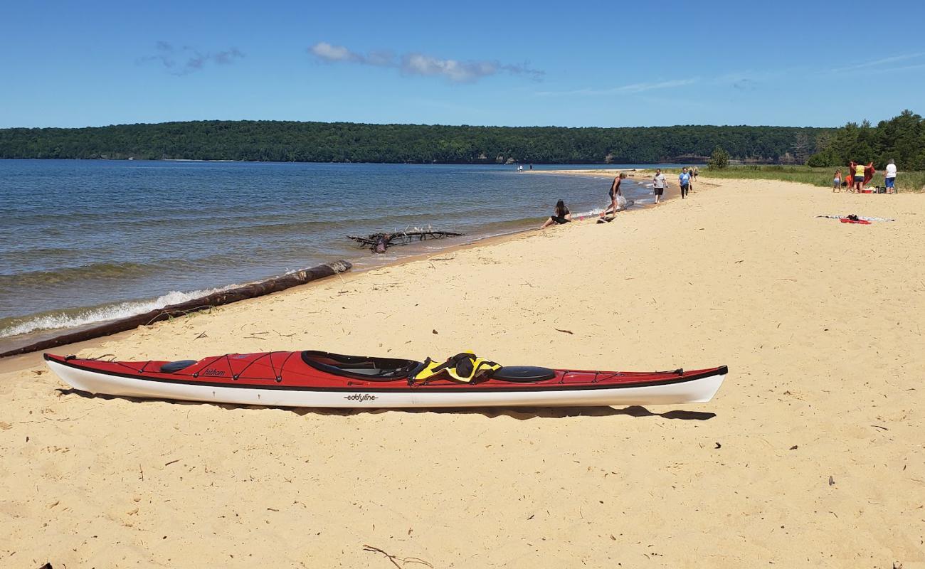 Foto de Sand Point Beach con arena brillante superficie