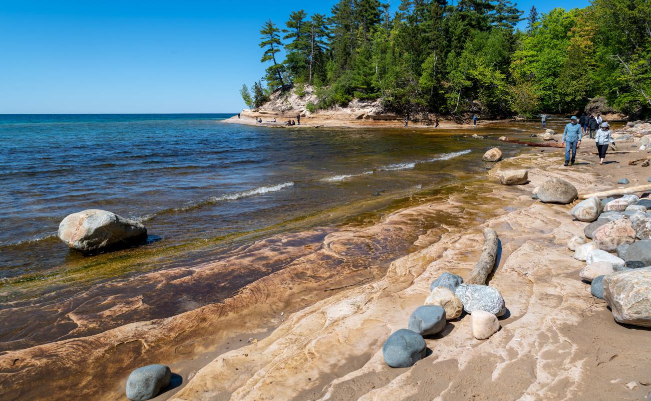 Foto de Mosquito Beach con arena brillante y rocas superficie