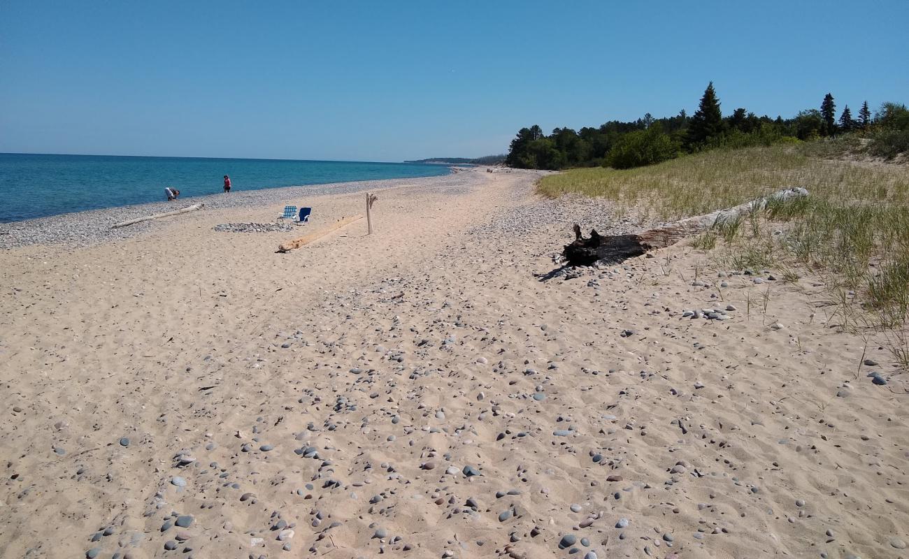 Foto de Two Hearted Beach con arena fina y guijarros superficie