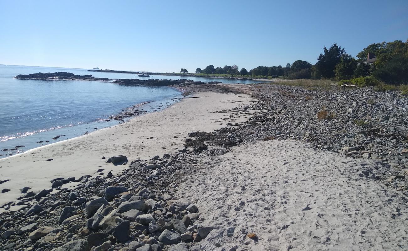 Foto de New castle beach con arena brillante y rocas superficie