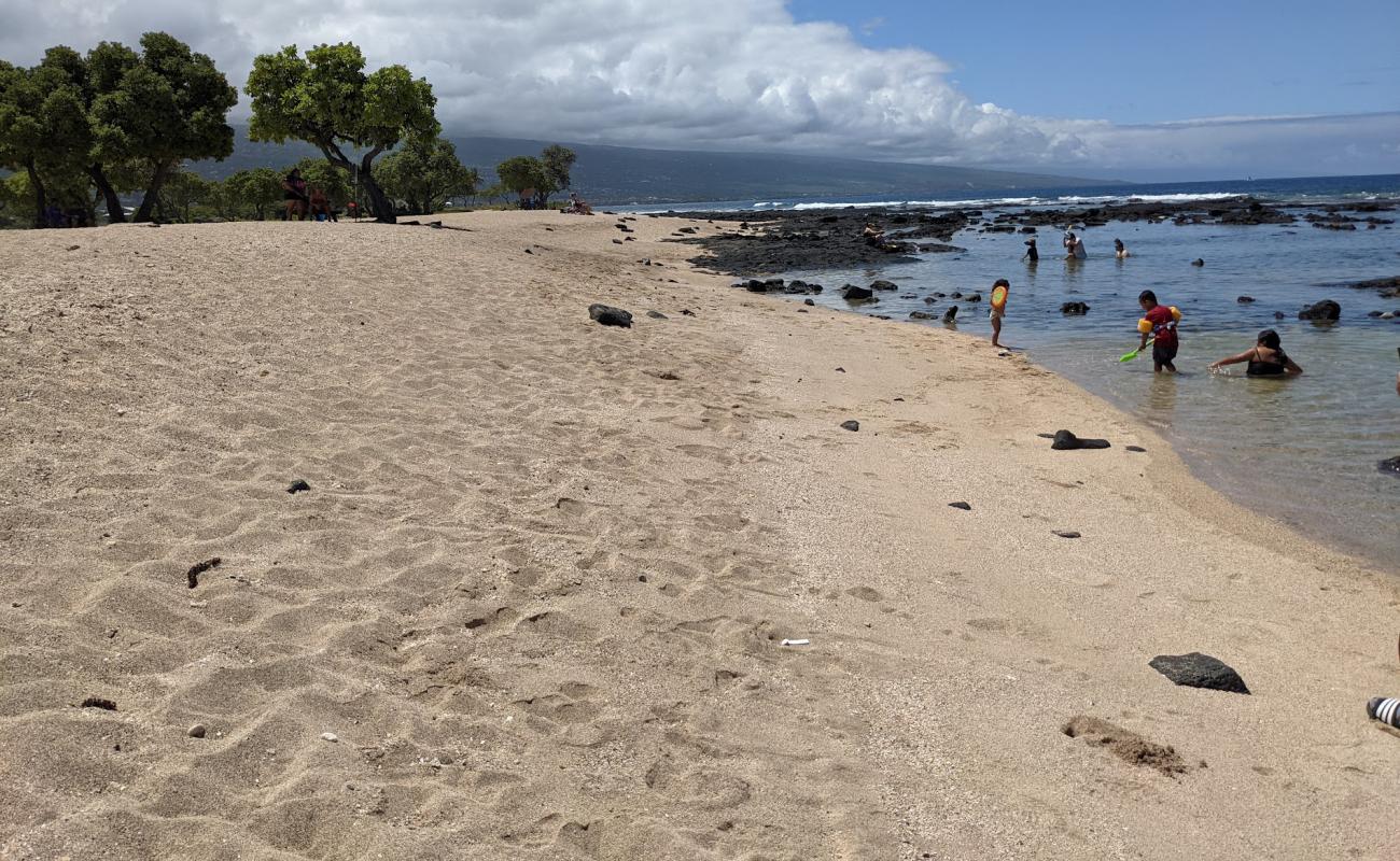 Foto de Kailua Kona Beach con arena brillante superficie