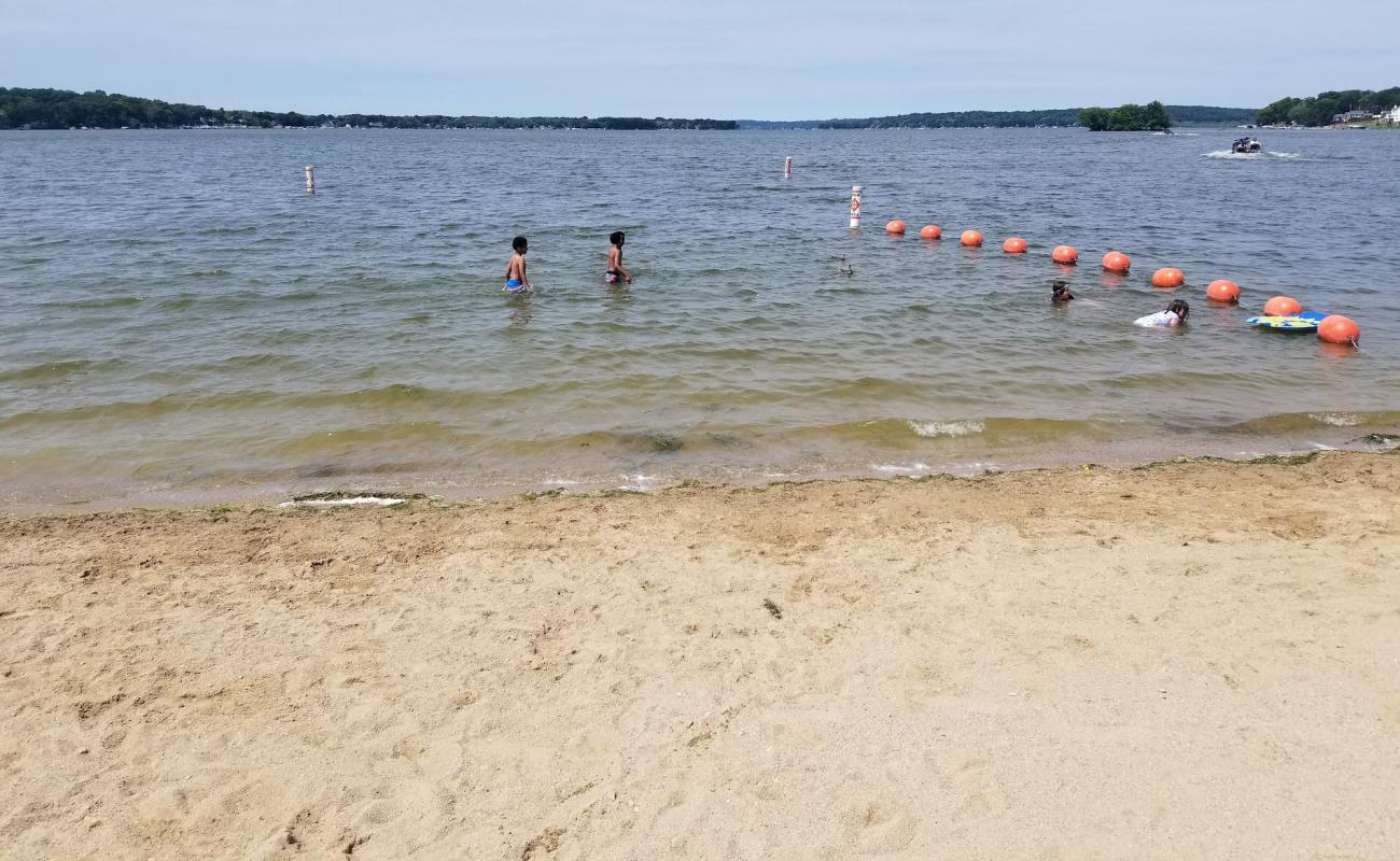 Foto de Playa de Pewaukee con arena brillante superficie