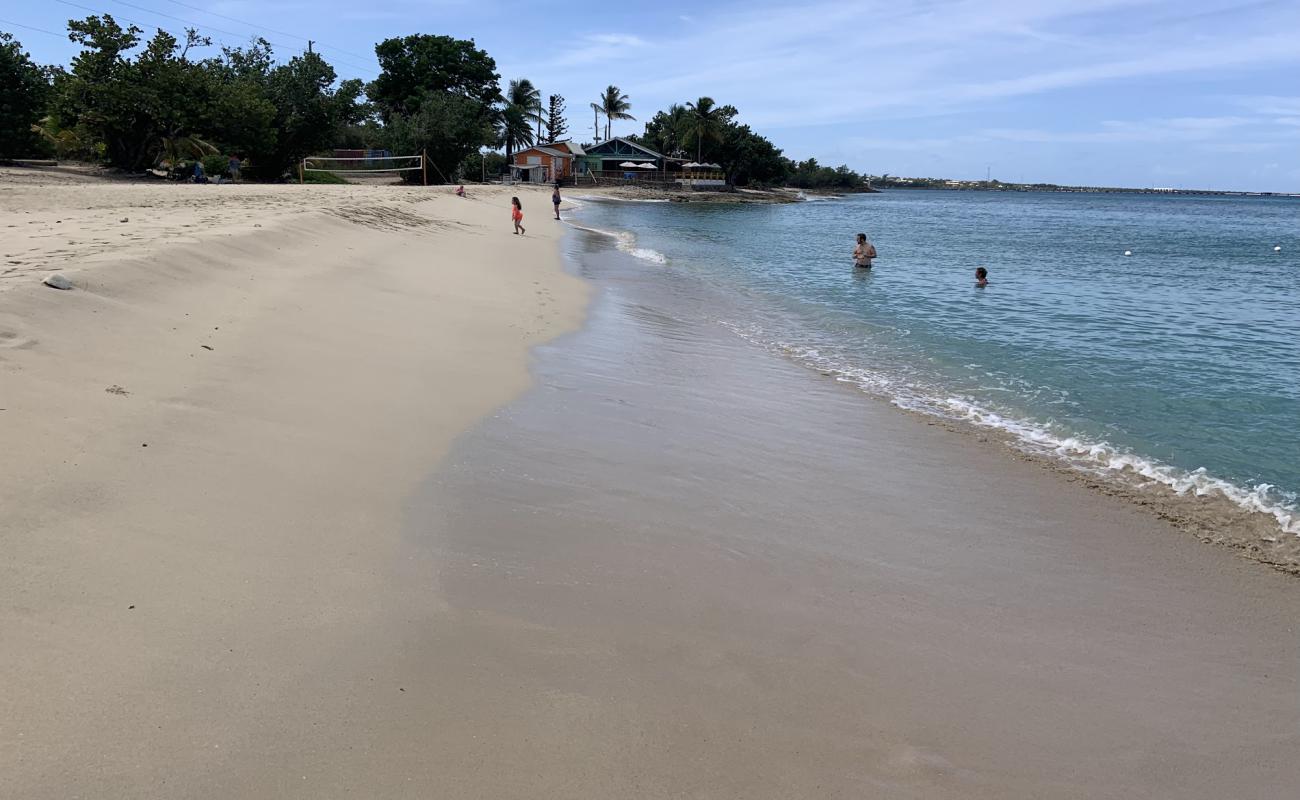 Foto de Rainbow beach con brillante arena fina superficie