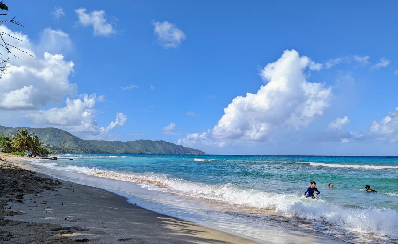 Foto de Cane Bay beach con arena brillante superficie